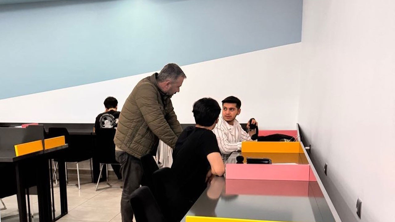 Başkan Çetin’den Millet Kıraathanelerinde çalışan gençlere ziyaret