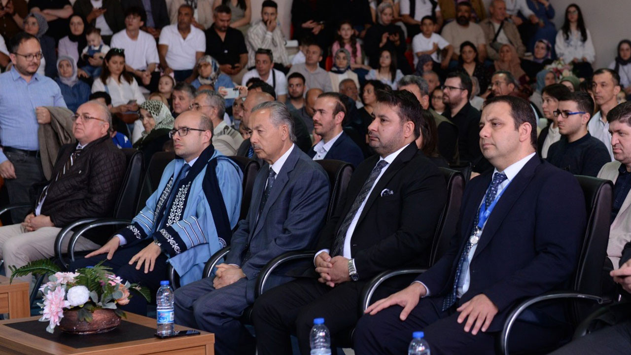 Başkan Çırpanoğlu, genç mezunların sevincine ortak oldu