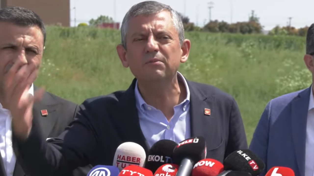 Özel'den Akın Gürlek'e: "Gidip odasına asarım Ekrem Bey'in pankartını"