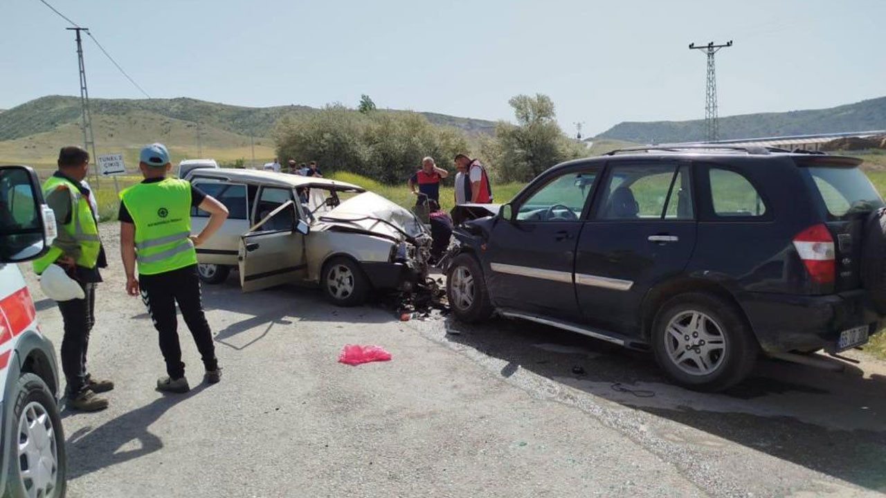 Yozgat’ta otomobil ve cip kafa kafaya çarpıştı, kazada 1'i ağır 6 kişi yaralandı