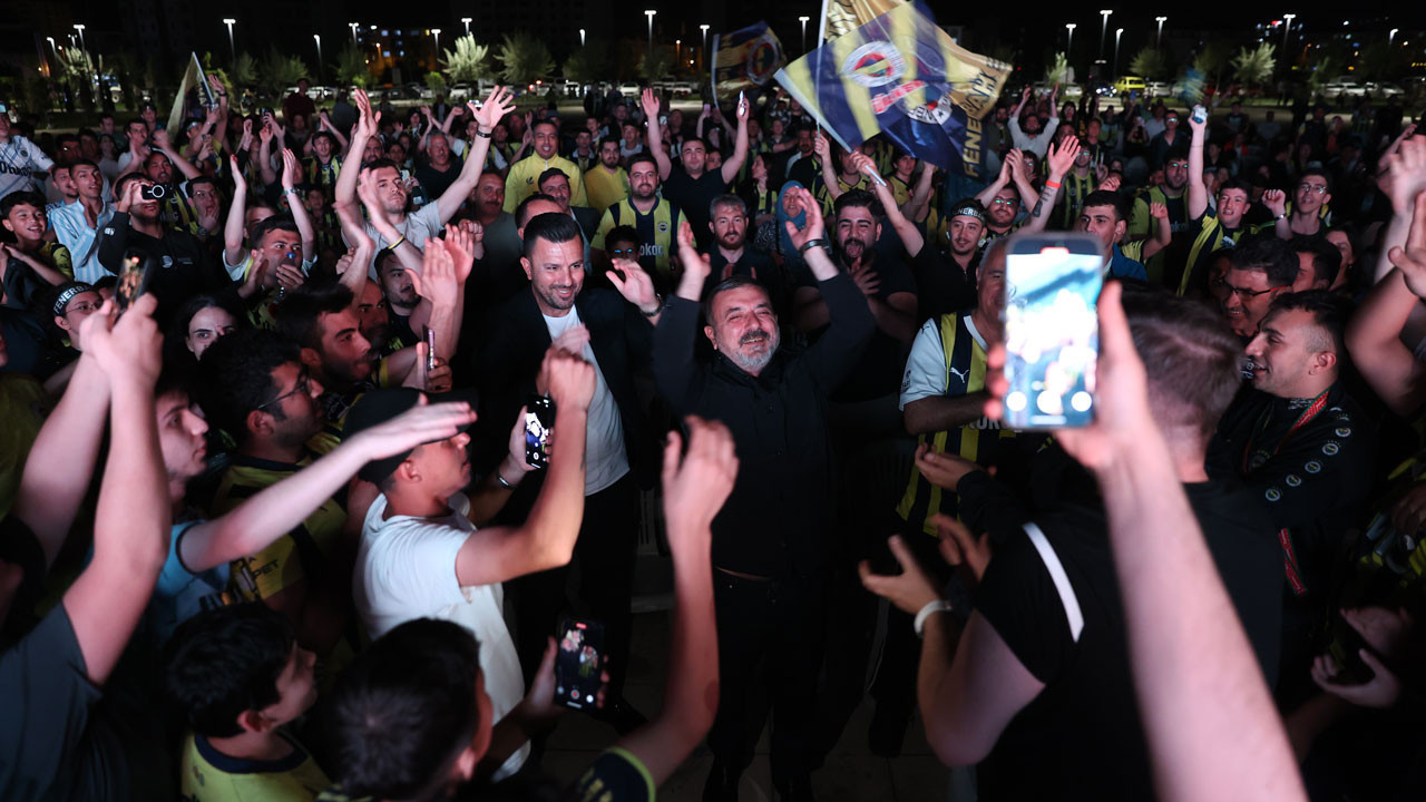 Başkan Ercan vatandaşlarla birlikte şampiyonluğu kutladı