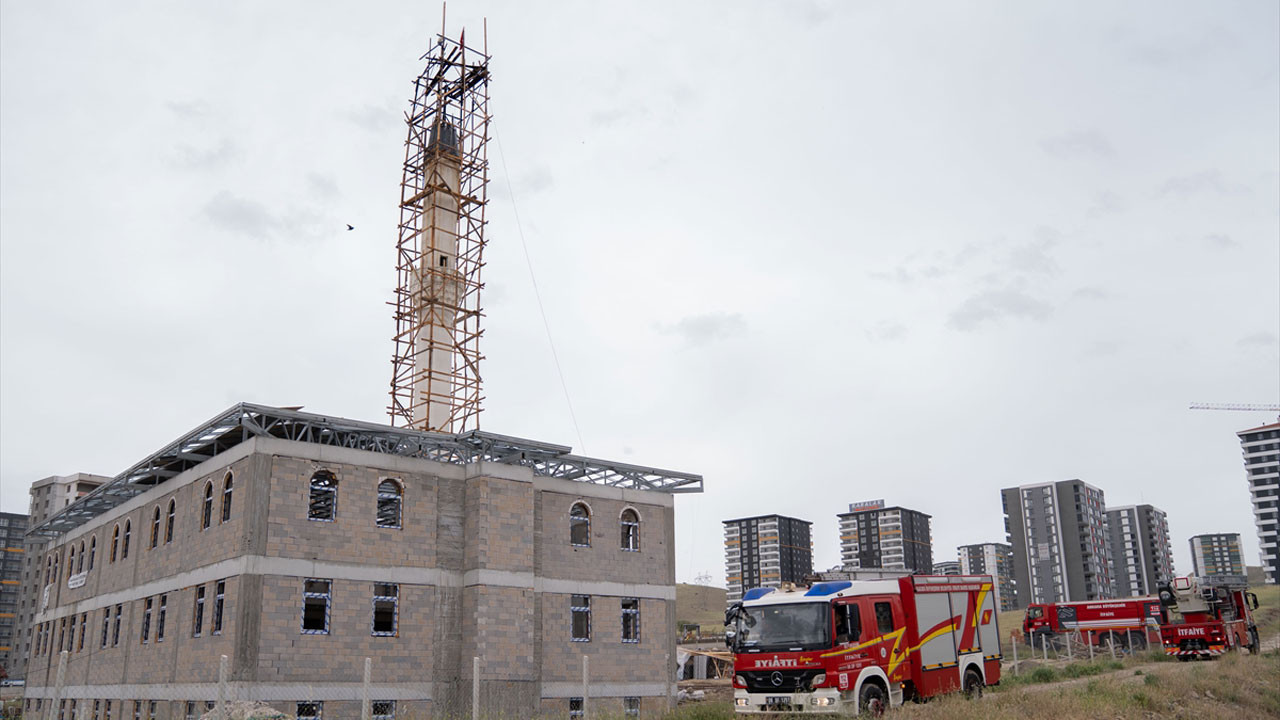 Sincan’da cami minaresine yıldırım düştü