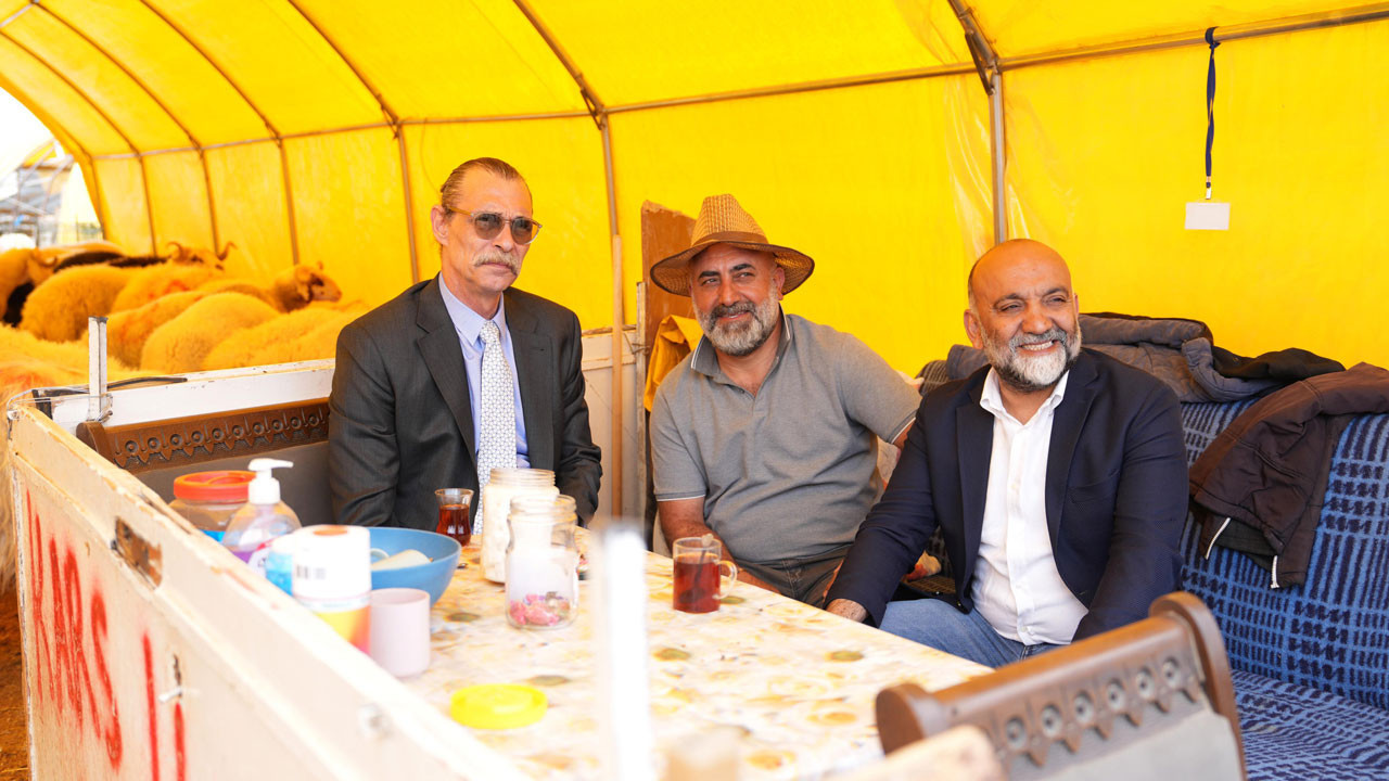 Başkan Beşikcioğlu’ndan Etimesgut’ta kurban pazarına moral ziyareti