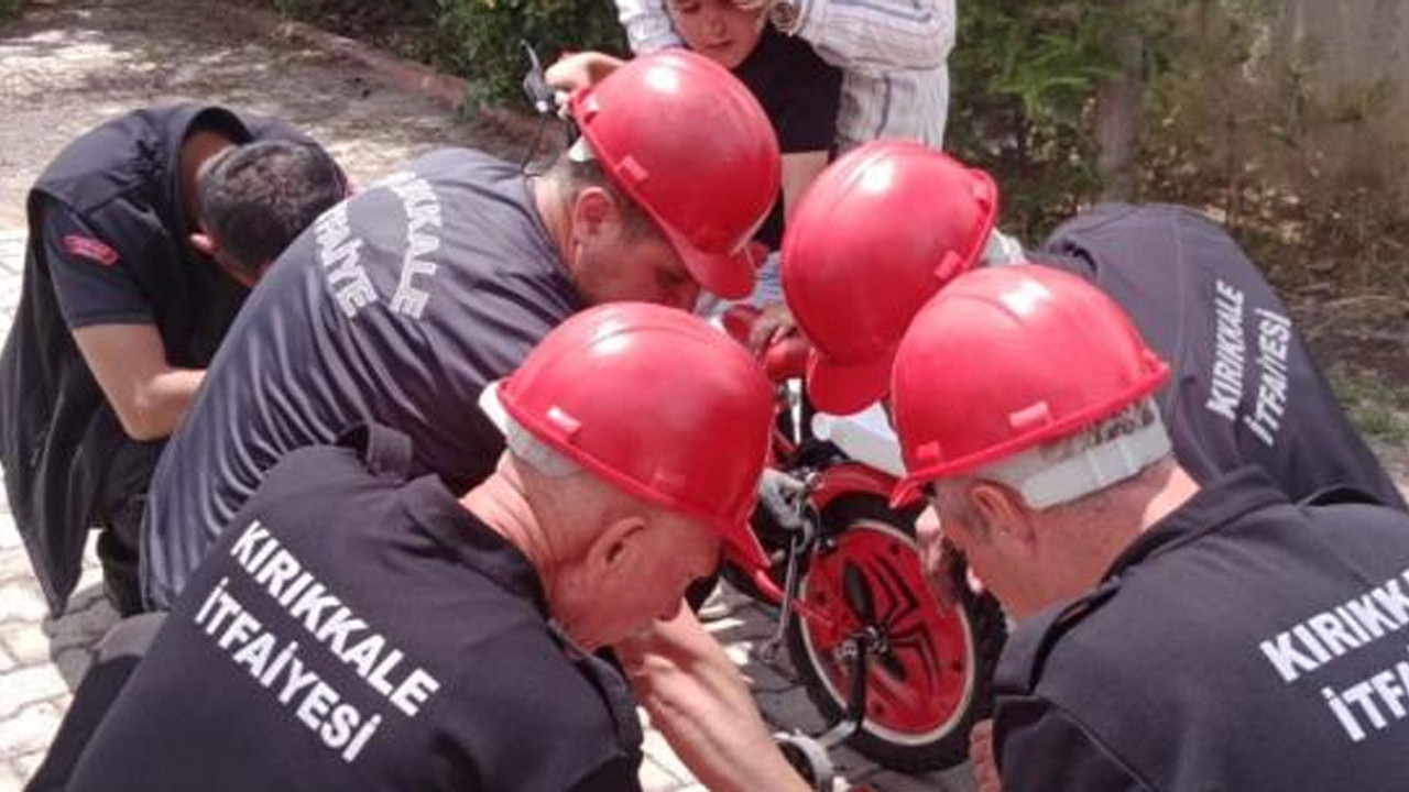 Kırıkkale’de bisiklet pedalına ayağı sıkışan çocuğu itfaiye kurtardı