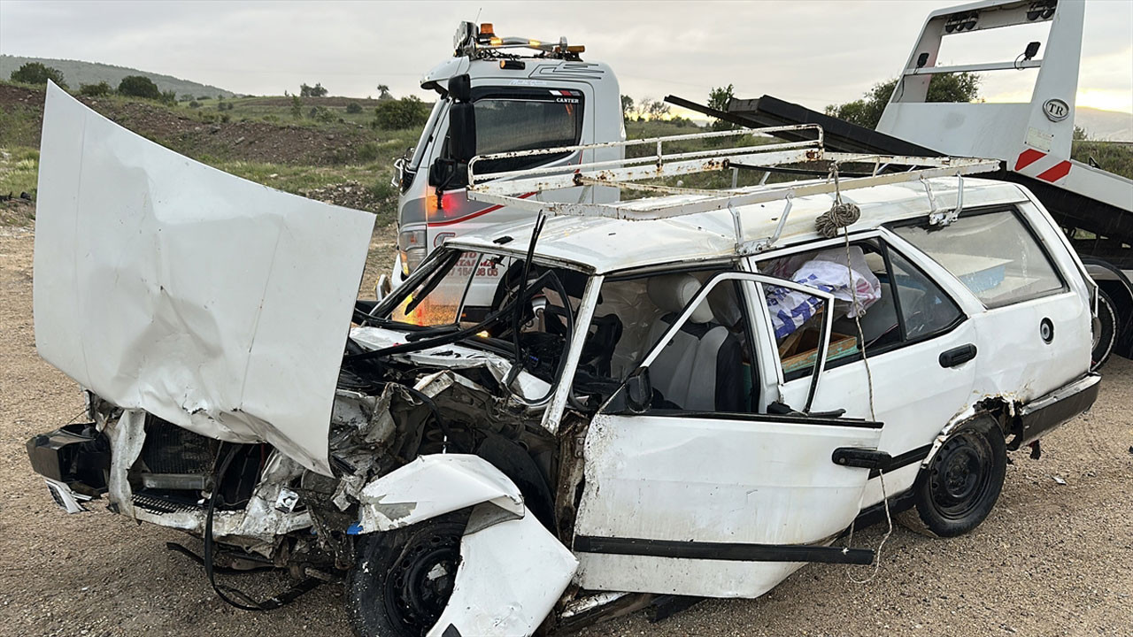 Çubuk'ta otomobil ile hafif ticari araç çarpıştı: 1 ölü!