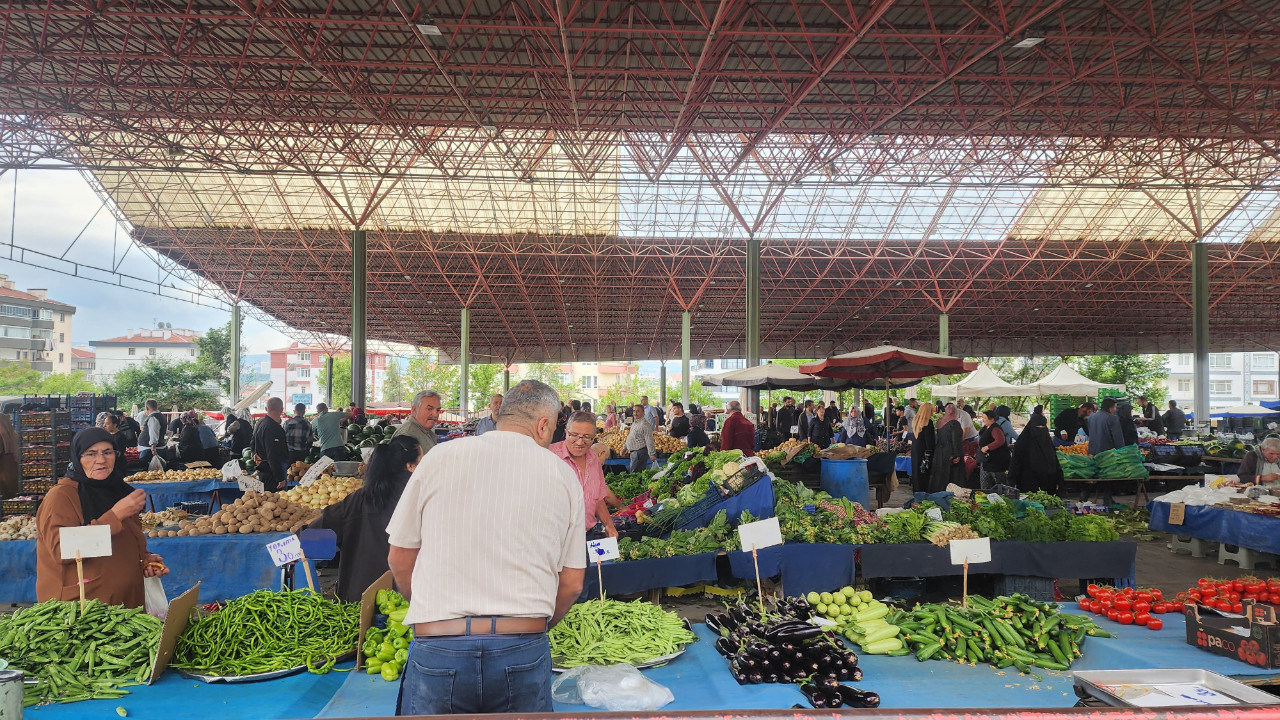 Demetevler'de semt pazarı cep yakıyor! Vatandaşlar alışveriş için akşam saatlerini tercih ediyor!