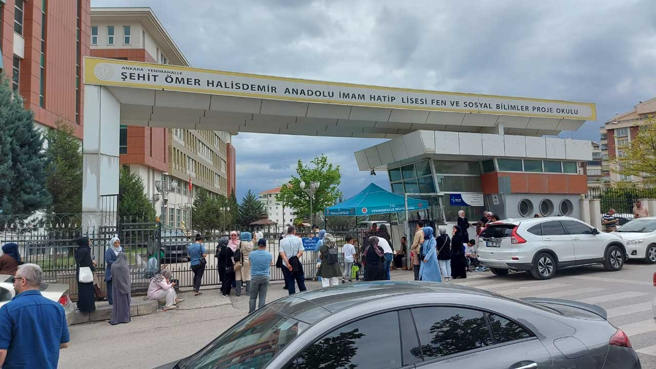 Ankara'da okul önünde heyecanlı bekleyiş! Yüzlerce öğrenci ortaokul için Yenimahalle’de ter döktü