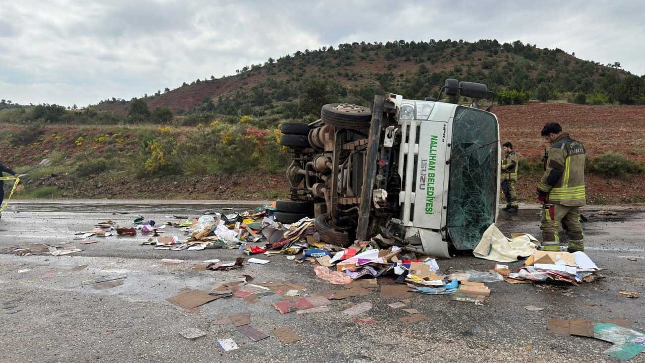 Ankara Nallıhan’da belediyeye ait kamyon devrildi: 1 işçi öldü 1 işçi yaralandı