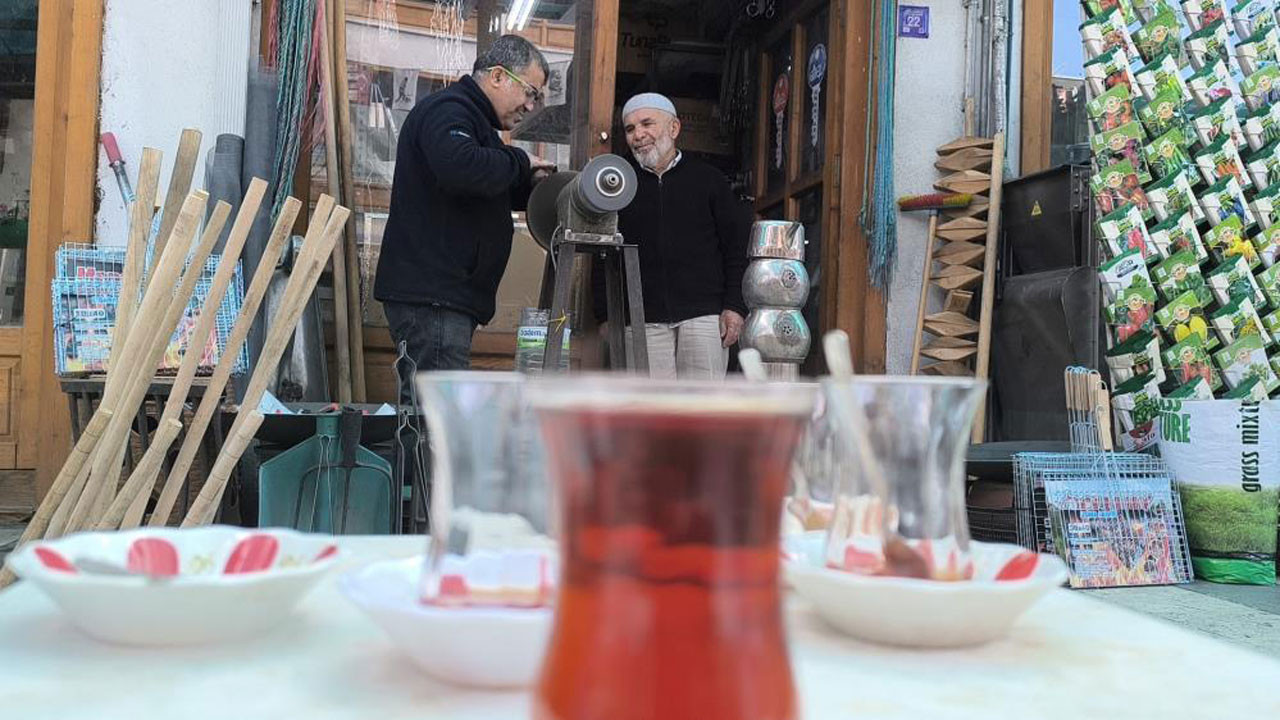 Kırşehir’de baba-oğul, bayram öncesi bıçak bileme hazırlıklarını hızlandırdı