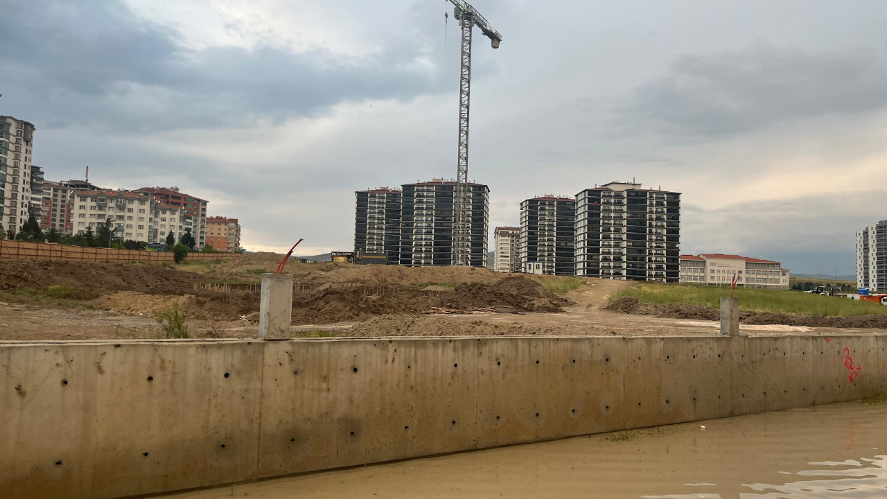 Ankara'da yollar çamur göletine dönüştü!