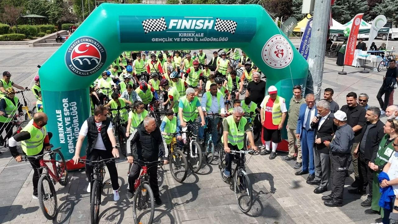 Kırıkkale'de düzenlenen etkinlikte yüzlerce kişi birlikte bisiklet sürdü