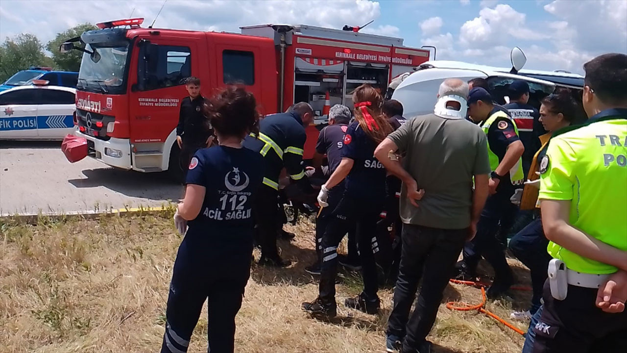 Kırıkkale-Çorum kara yolunda kaza! Otomobil refüje çarptı!