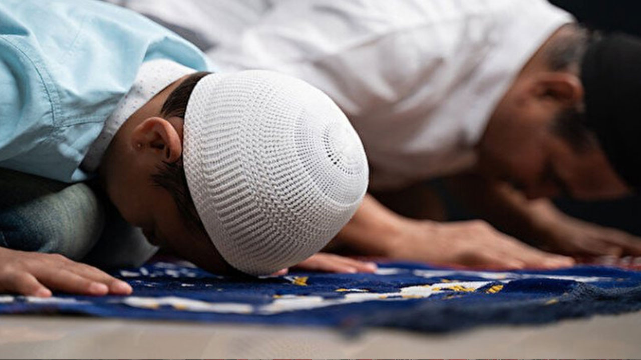 Yatsı namazı kaç rekattır, sırasıyla nasıl kılınır, hangi sureler okunur, 3 rekat vitir zorunlu mu?