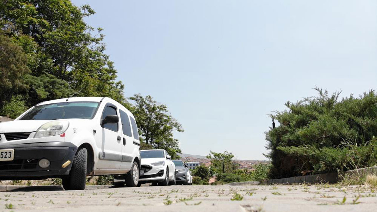 Kırşehir'de park sorunu, tarihi alanı otoparka çevirdi