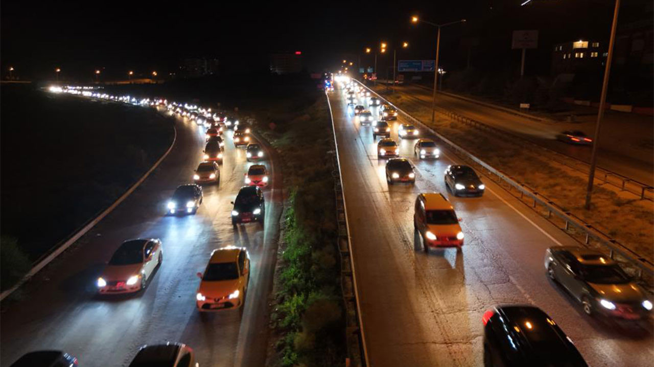 Tatilin son gecesinde Ankara yolu kilitlendi: Trafik havadan görüntülendi
