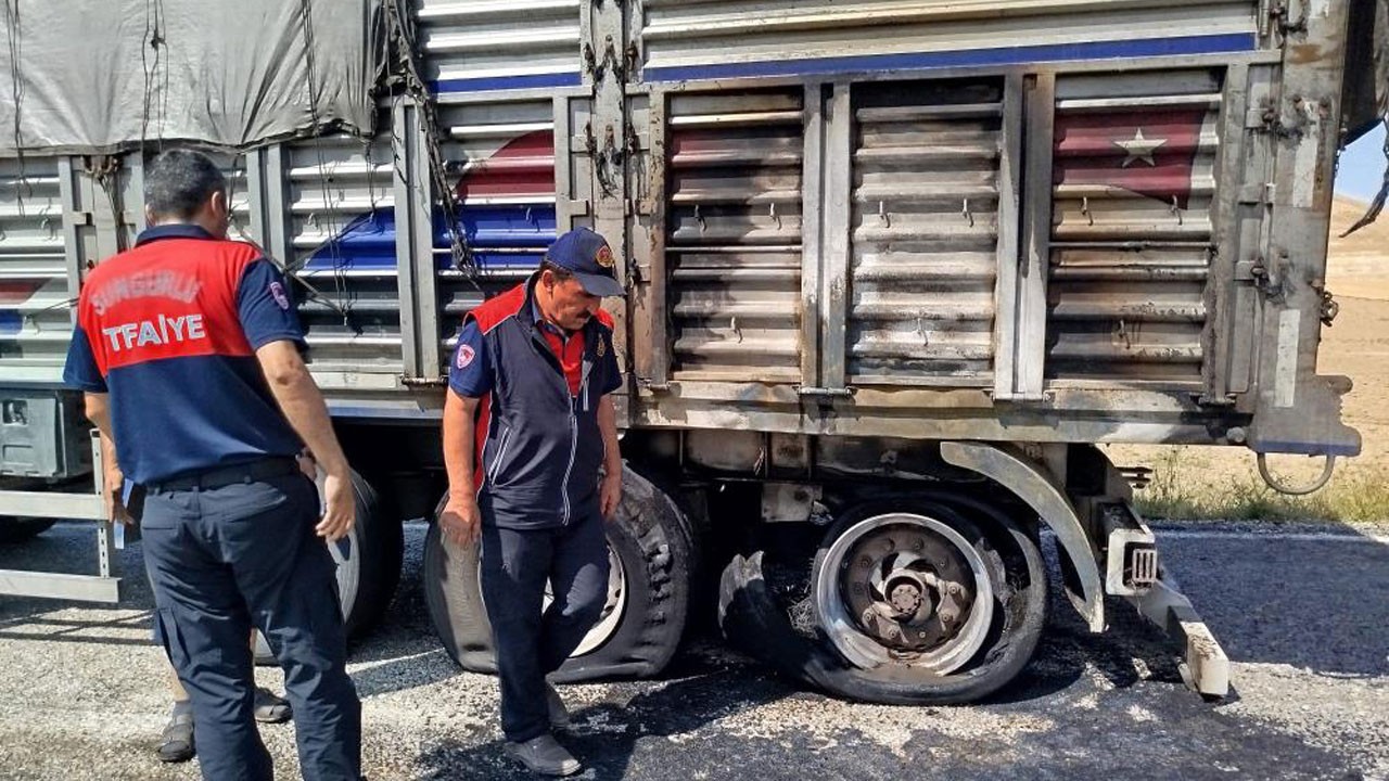 Çorum’da balataları tutuşan tırın küle dönmesini itfaiye engelledi