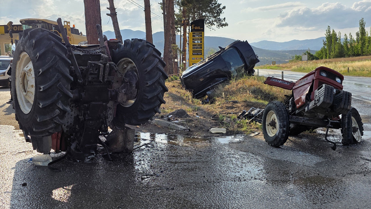 Çorum'da traktör ile hafif ticari araç çarpıştı: 3'ü çocuk 5 yaralı
