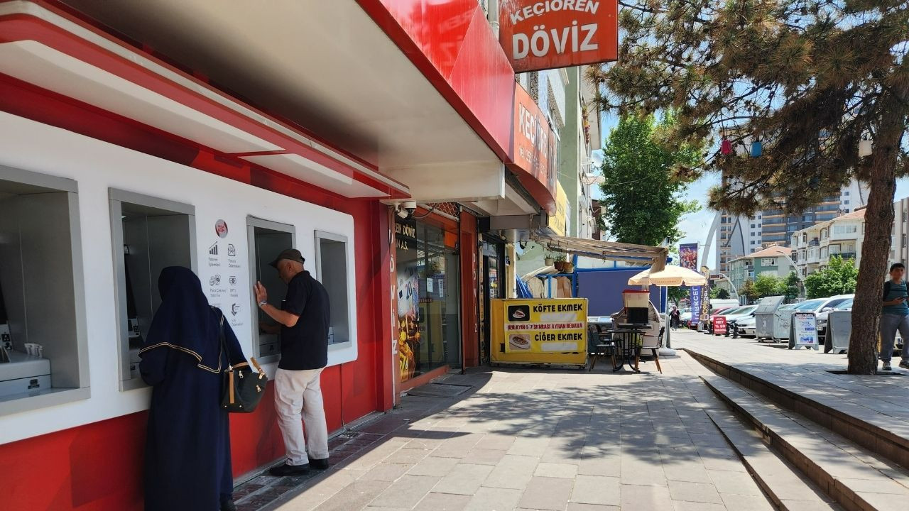 Çeyrek altında dalgalanmalar devam ediyor! Ankaralılar soluğu döviz bürolarında aldı!