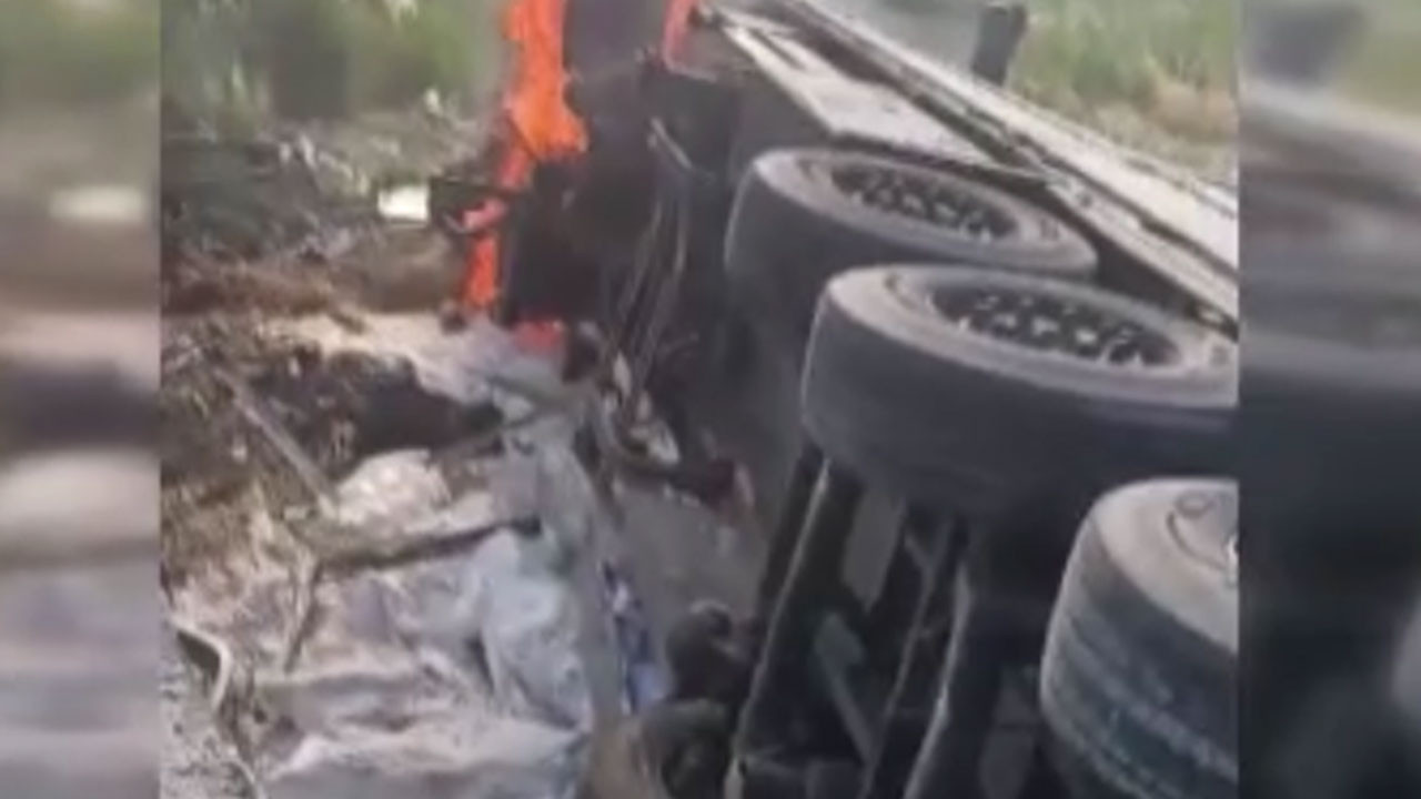 Kırıkkale-Ankara D-200 kara yolunda kaza! Kırıkkale'de köprüden devrilen un yüklü TIR, 9 saat sonra alev aldı!