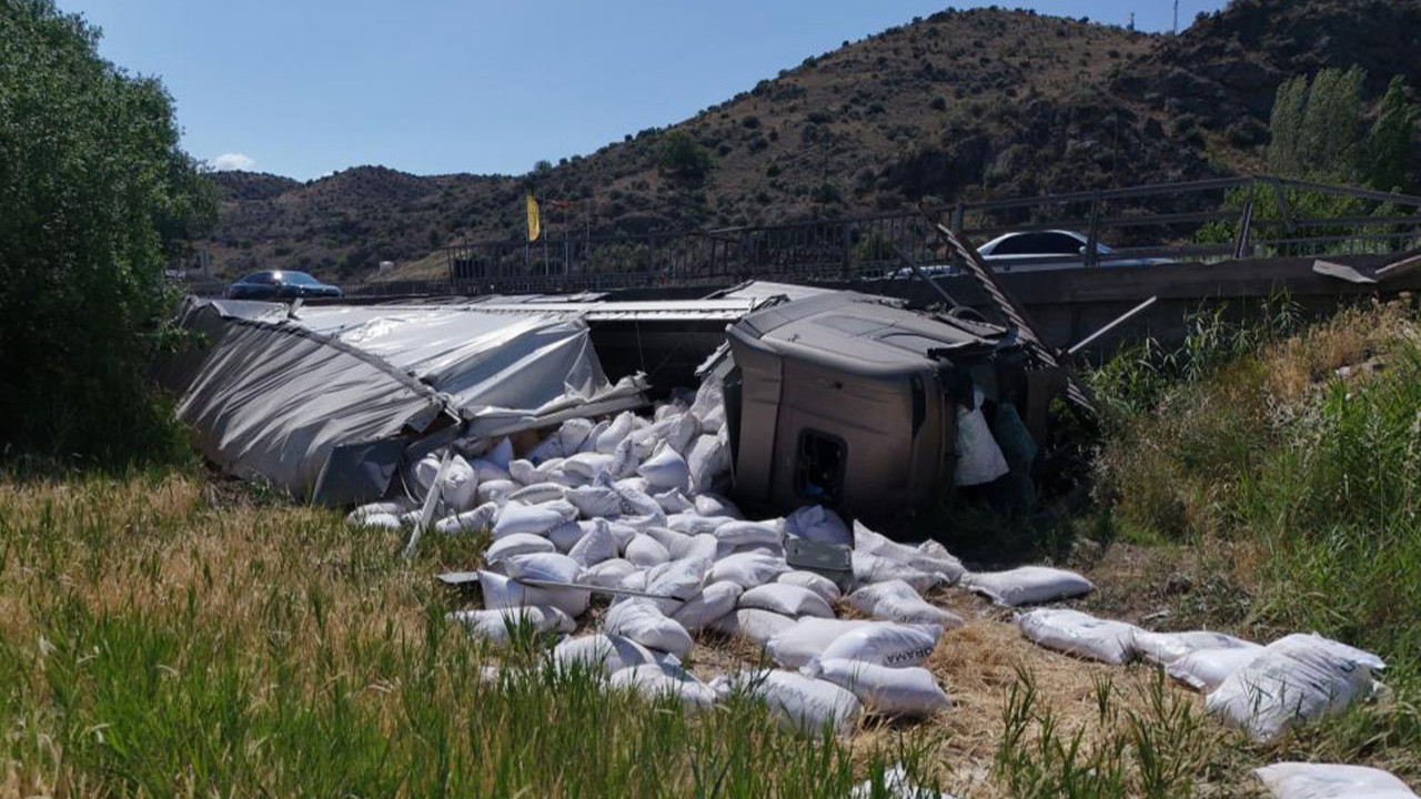 Kırıkkale'de un yüklü tır köprüden devrildi, 1 kişi yaralandı