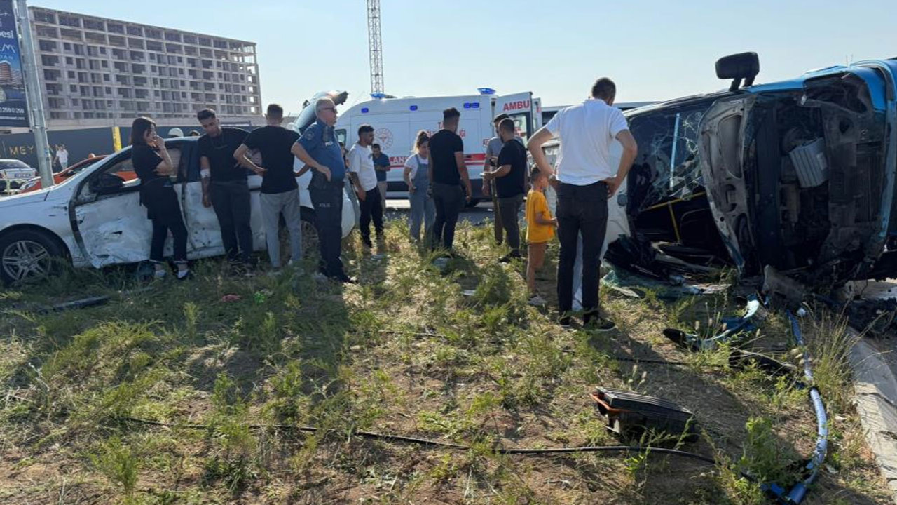 Sincan'da dolmuş ile otomobil çarpıştı: 5 yaralı!