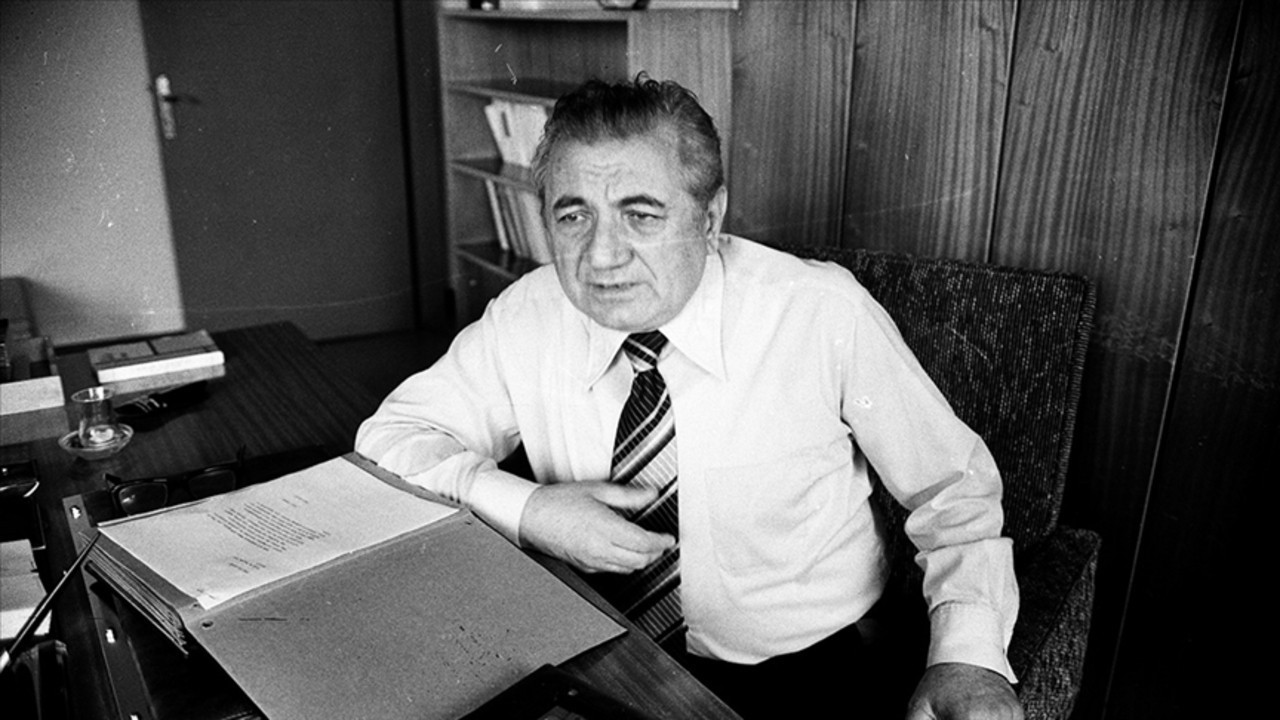 Ankara Gazi Lisesi’nde öğretmenlik yapan Cahit Külebi kimdir?