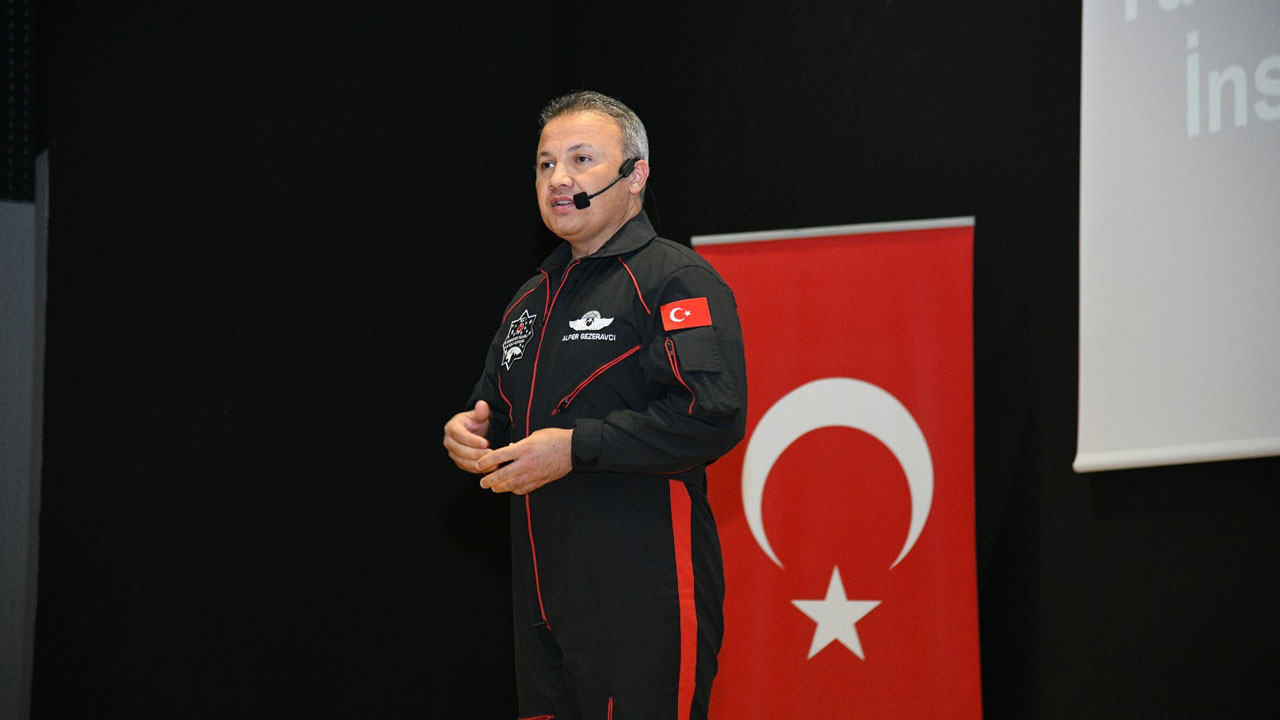 Türkiye'nin ilk astronotu Alper Gezeravcı, Kahramankazan’da halkla buluştu