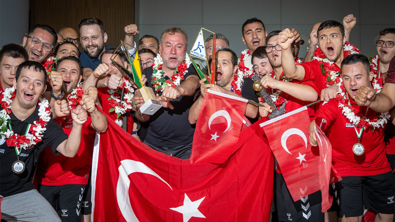 Özel sporcular yurda döndü: "Engelleri aştık, gururla döndük"