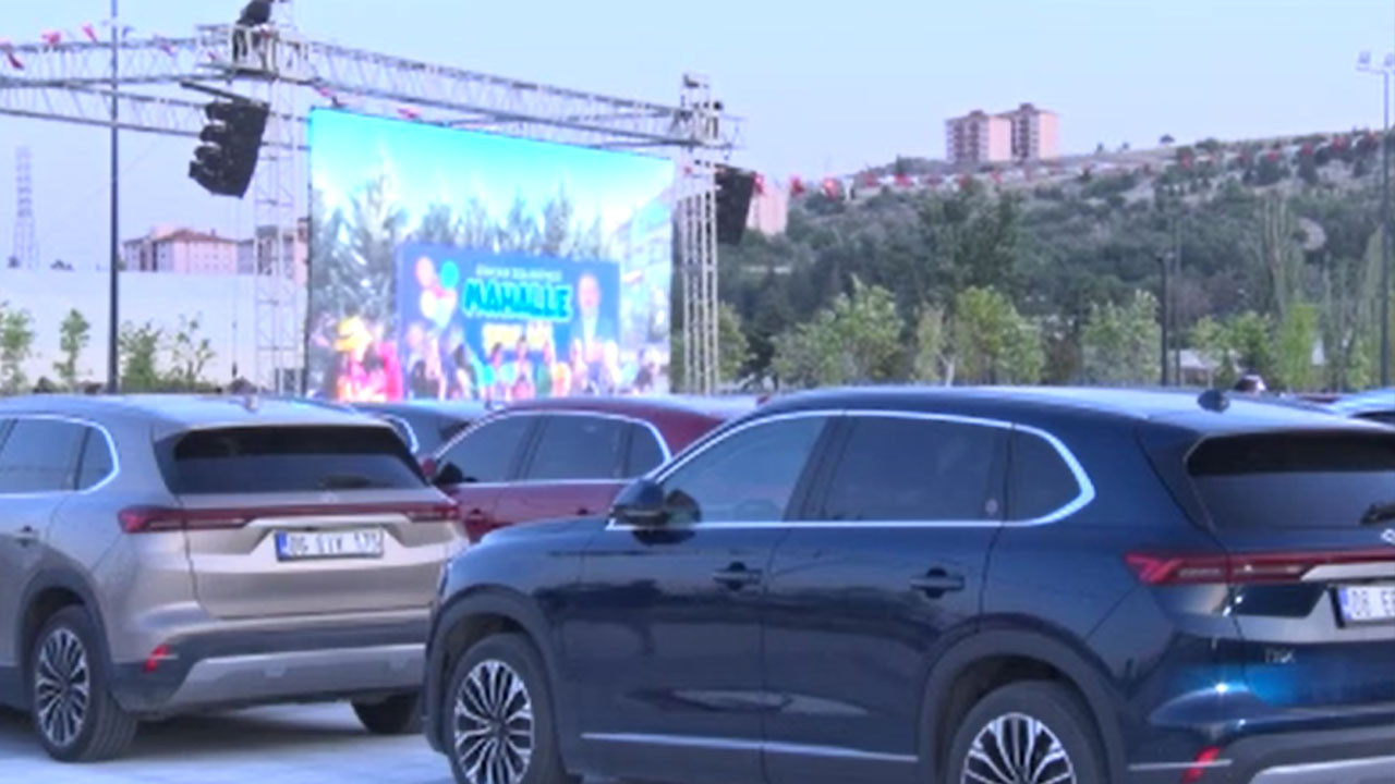 Sincan’da açık havada “Devrim Arabaları” film gösterimi yoğun ilgi gördü