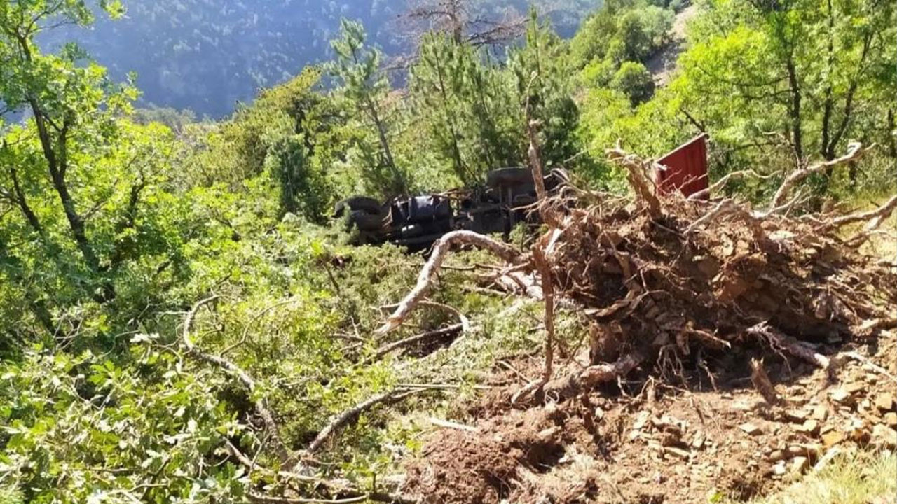 Nallıhan’da facianın eşiğinden dönüldü: Freni boşalan itfaiye aracı uçuruma yuvarlandı