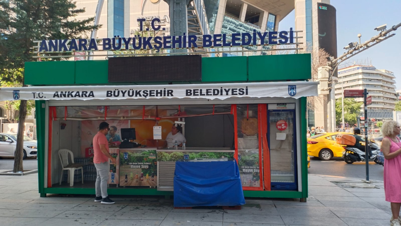 Vitamin stantlarıyla taze meyve suyu ve su Ankaralıları serinletiyor