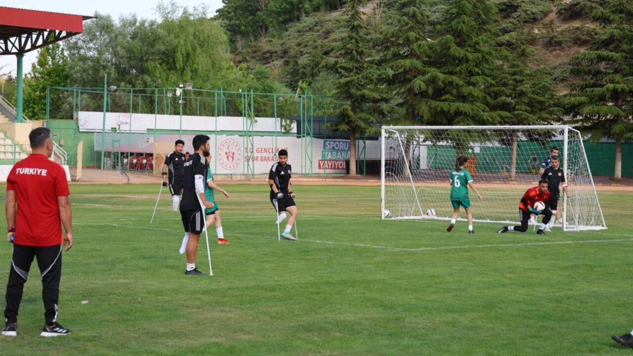Ampute Milli Futbol Takımı, Kırşehir’de kadın futbol takımıyla hazırlık maçında karşılaştı