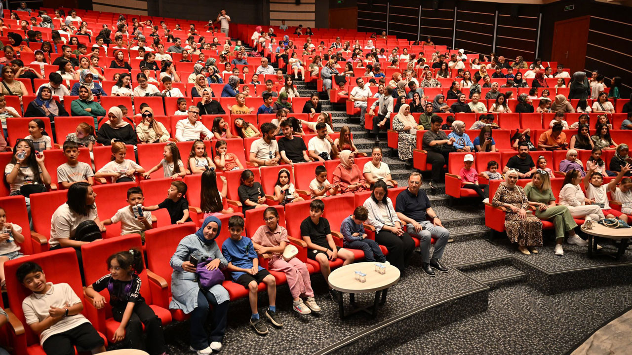 Altındağlı gençler tiyatro sahnelerinde parladı