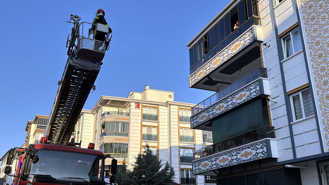 Kırıkkale’de apartman yangını paniğe neden oldu! 8 kişi dumandan etkilendi