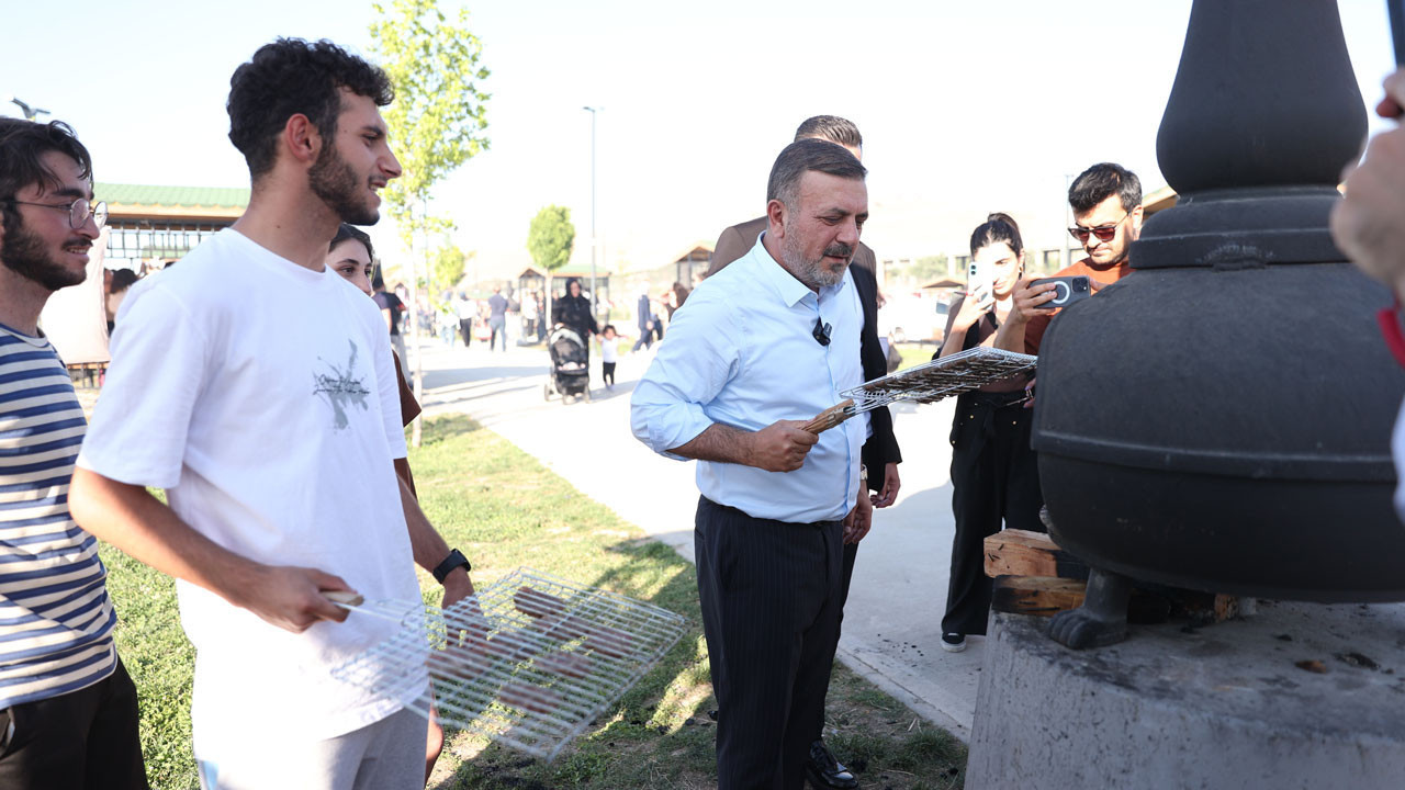 Sincan Park’ta gençlere moral pikniği: Başkan Ercan mangalın başındaydı