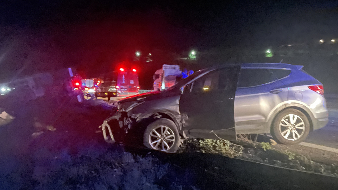 Anadolu Otoyolu'nun Bolu kesiminde cip ile TIR'ın karıştığı kazada 2 kişi yaralandı