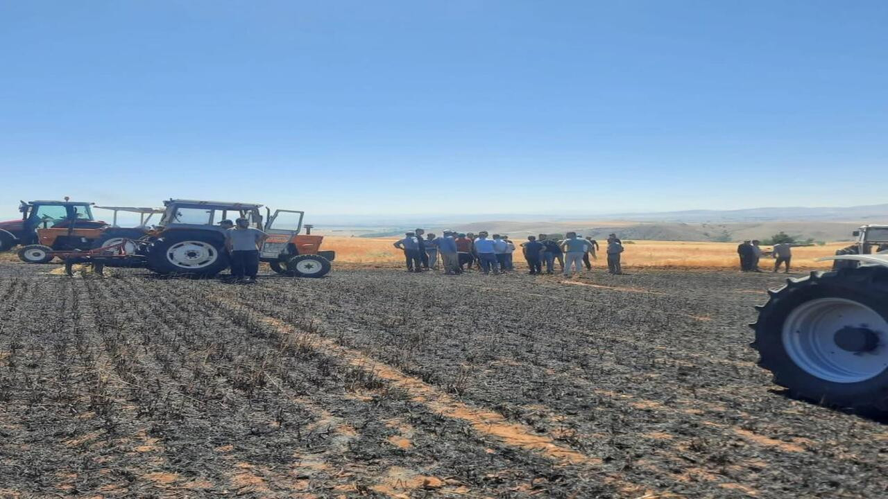 Yozgat’ta 100 dönüm ekili alan, küle dönerek siyaha büründü