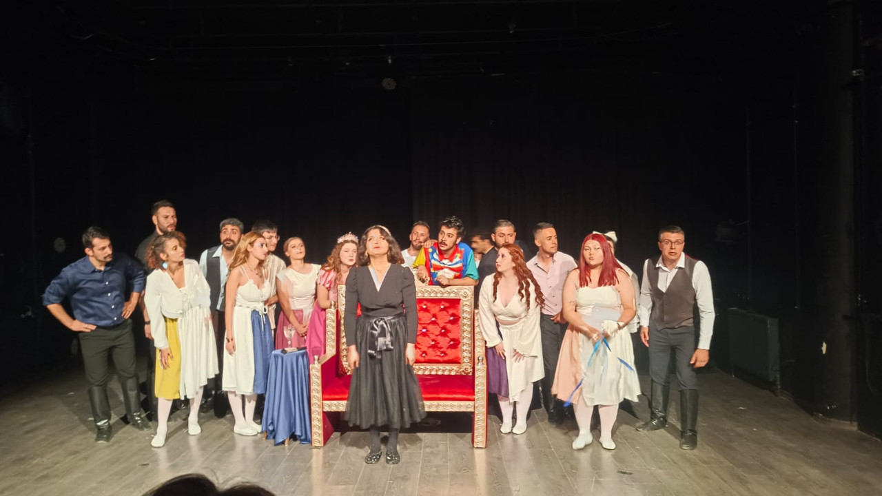 Anka'dan prömiyer çıkartması: “Kraliçe Gülmek İstiyor” oyunu Ankara’da büyük beğeni topladı