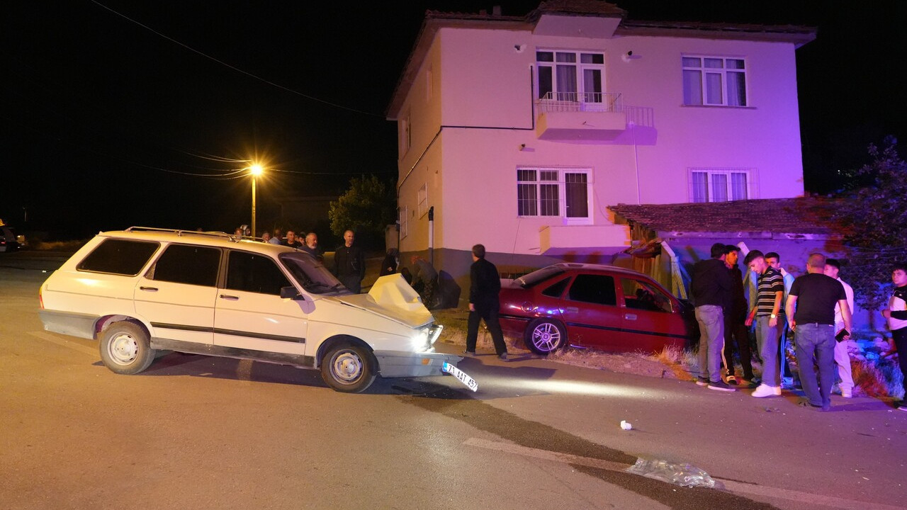 Kırıkkale'de iki otomobil kafa kafaya çarpıştı: 3 yaralı
