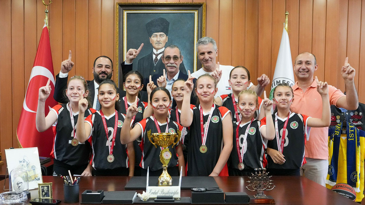 Etimesgut’un şampiyon minikleri Başkan Beşikcioğlu’nu ziyaret etti