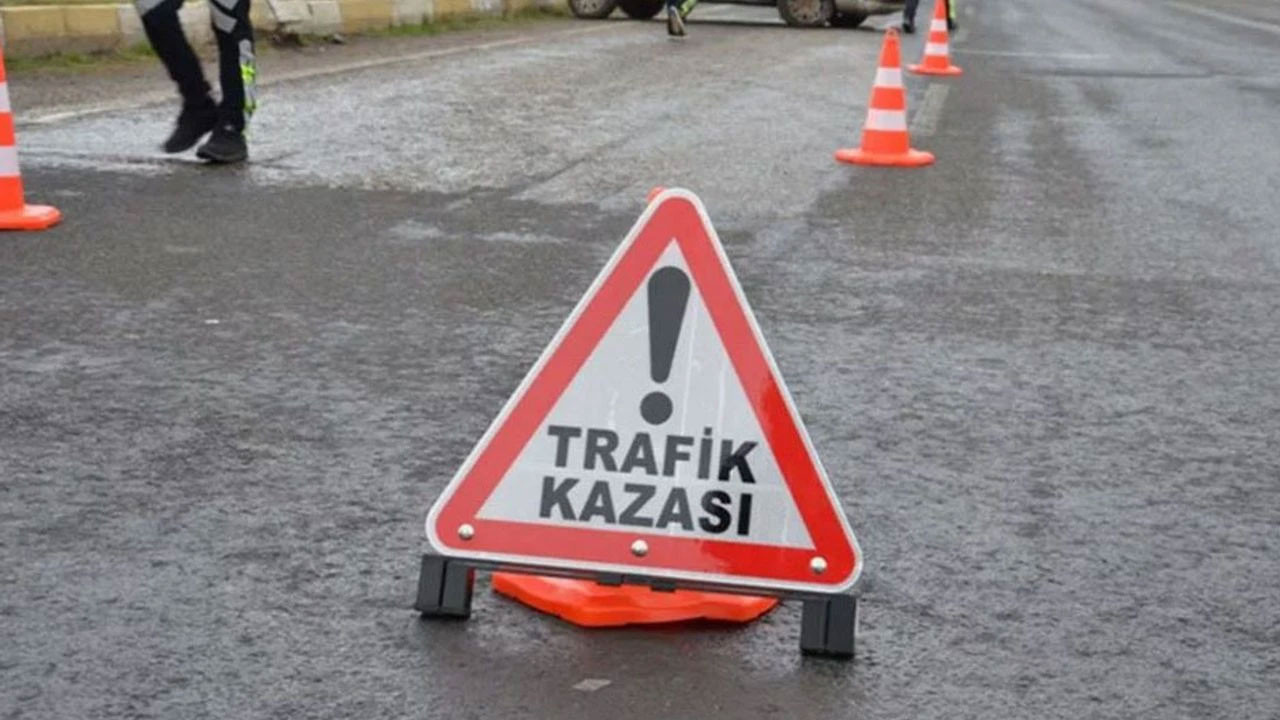 Beypazarı’nda kontrolden çıkan kamyon yol kenarına devrilerek panik yarattı: 2 yaralı