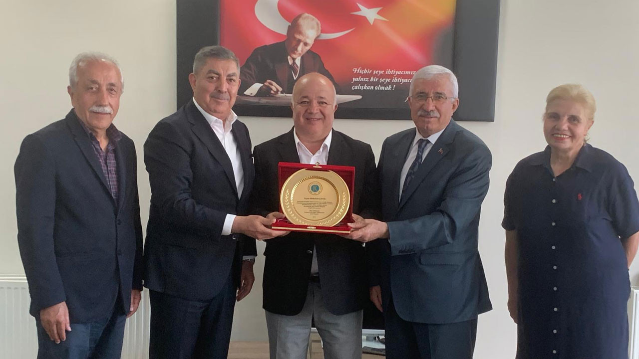 Bağımsız Denetçiler Federasyonu Başkanı Abdullah Çavuş’a Kırşehirliler Federasyonundan plaket