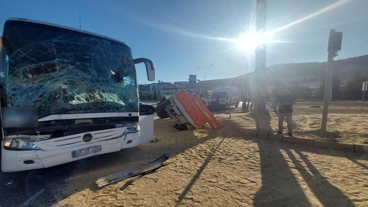 Kırıkkale’de yolcu otobüsü ile traktörün çarpıştığı kazada 3 kişi yaralandı