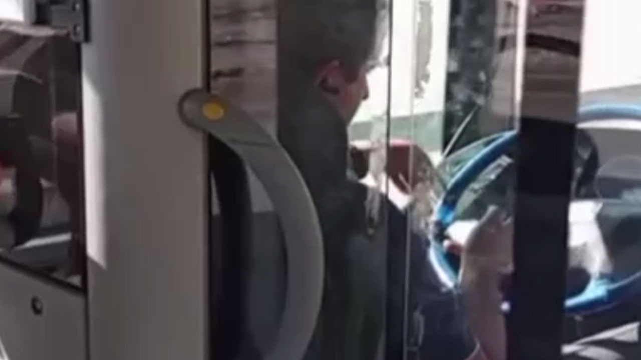 Sincan’da otobüs şoförü direksiyon başında telefonla oynarken görüntülendi