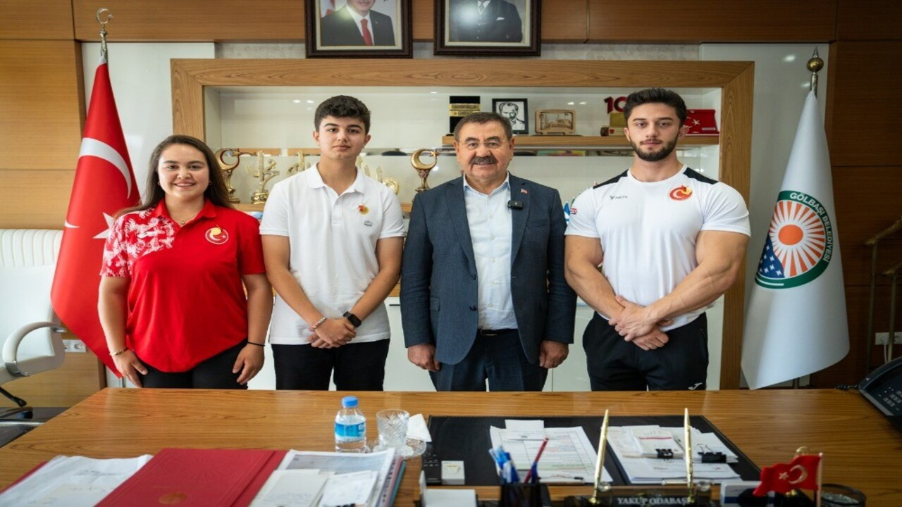 Gölbaşı Belediye Başkanı Yakup Odabaşı, ilçeyi gururlandıran genç sporcuları makamında ağırladı