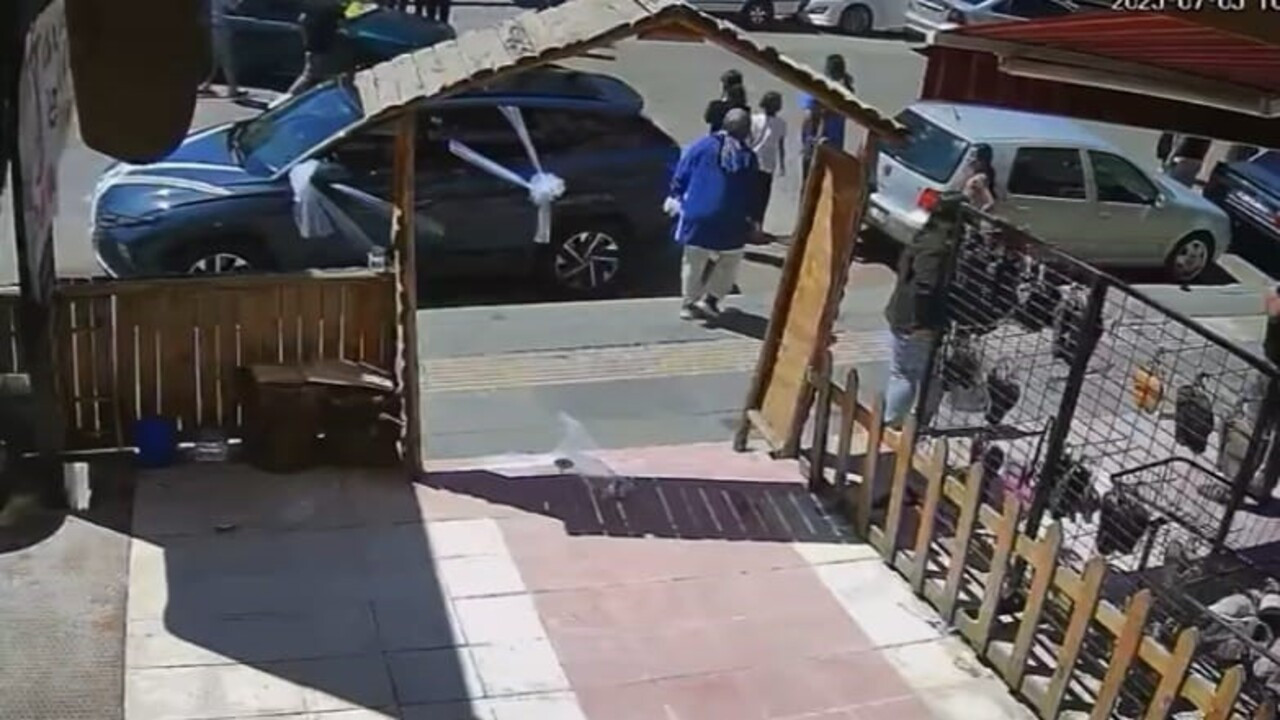 Mamak’ta feci kaza: Anne ile oğula otomobil çarptı!