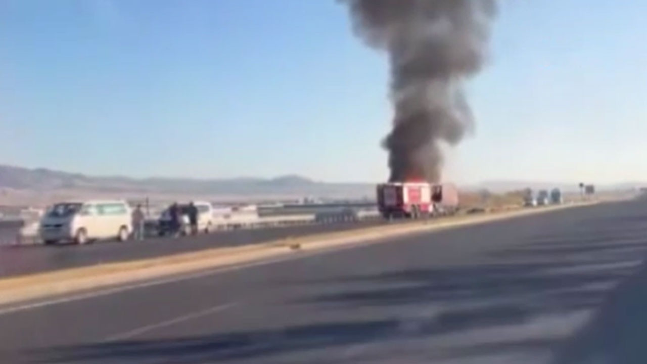Sincan’da bariyere çarpan TIR alevler içinde yandı