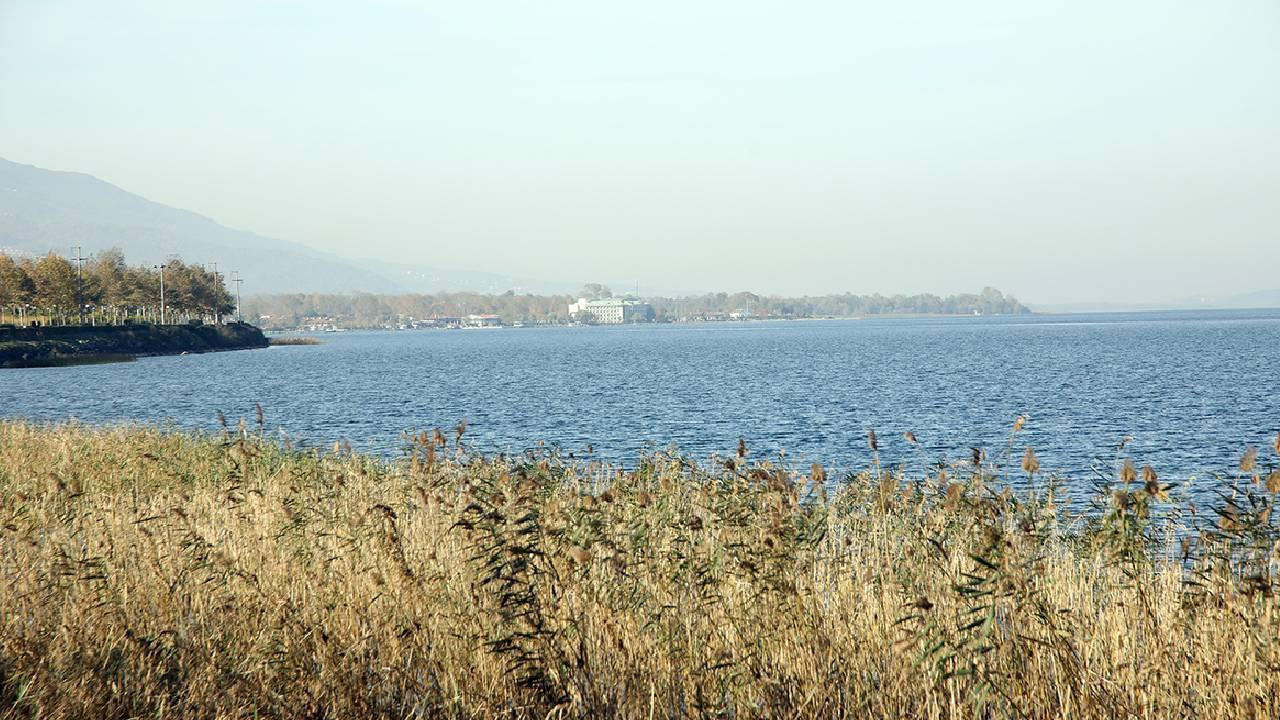 Sapanca Gölü'nde mahsur kalan 17 kişiyi jandarma ekipleri kurtardı