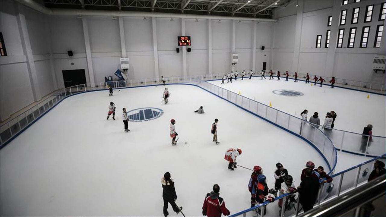 Altındağ’da vatandaşların yoğun ilgi gösterdiği buz pateni pisti geçici olarak kapatıldı