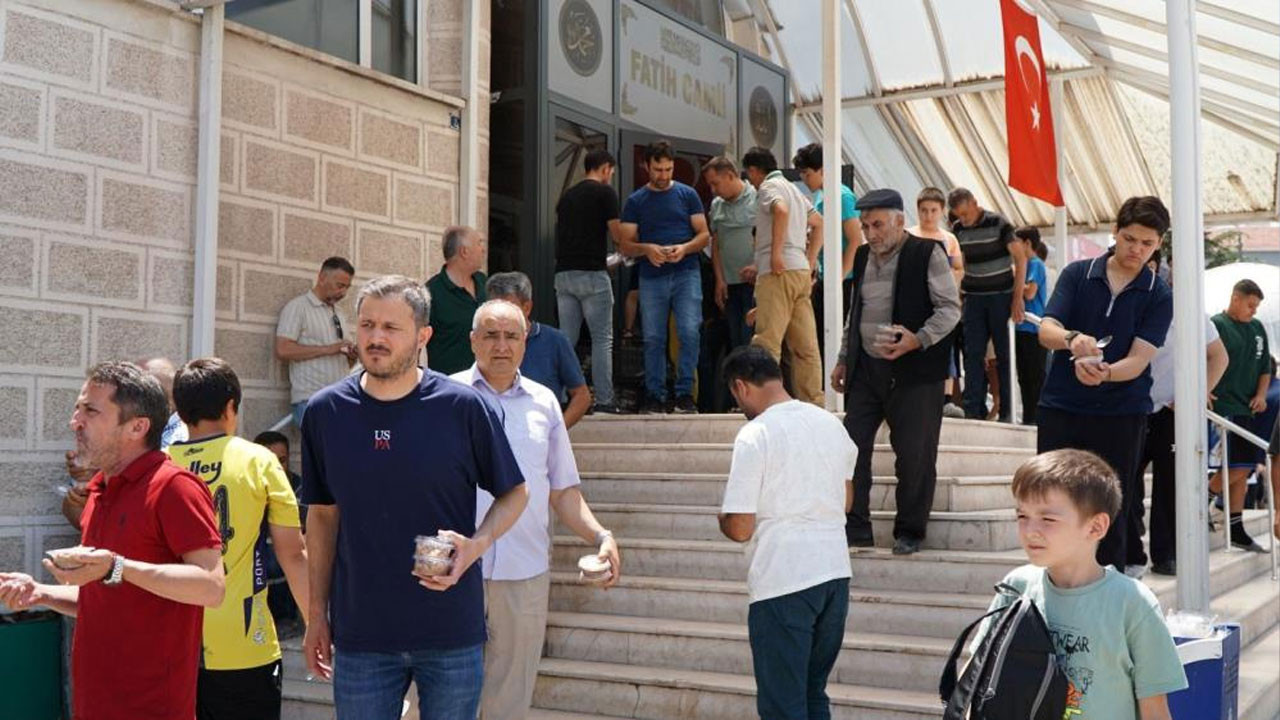 Beypazarı’nda hem kene ile mücadele hem geleneksel aşure ikramı